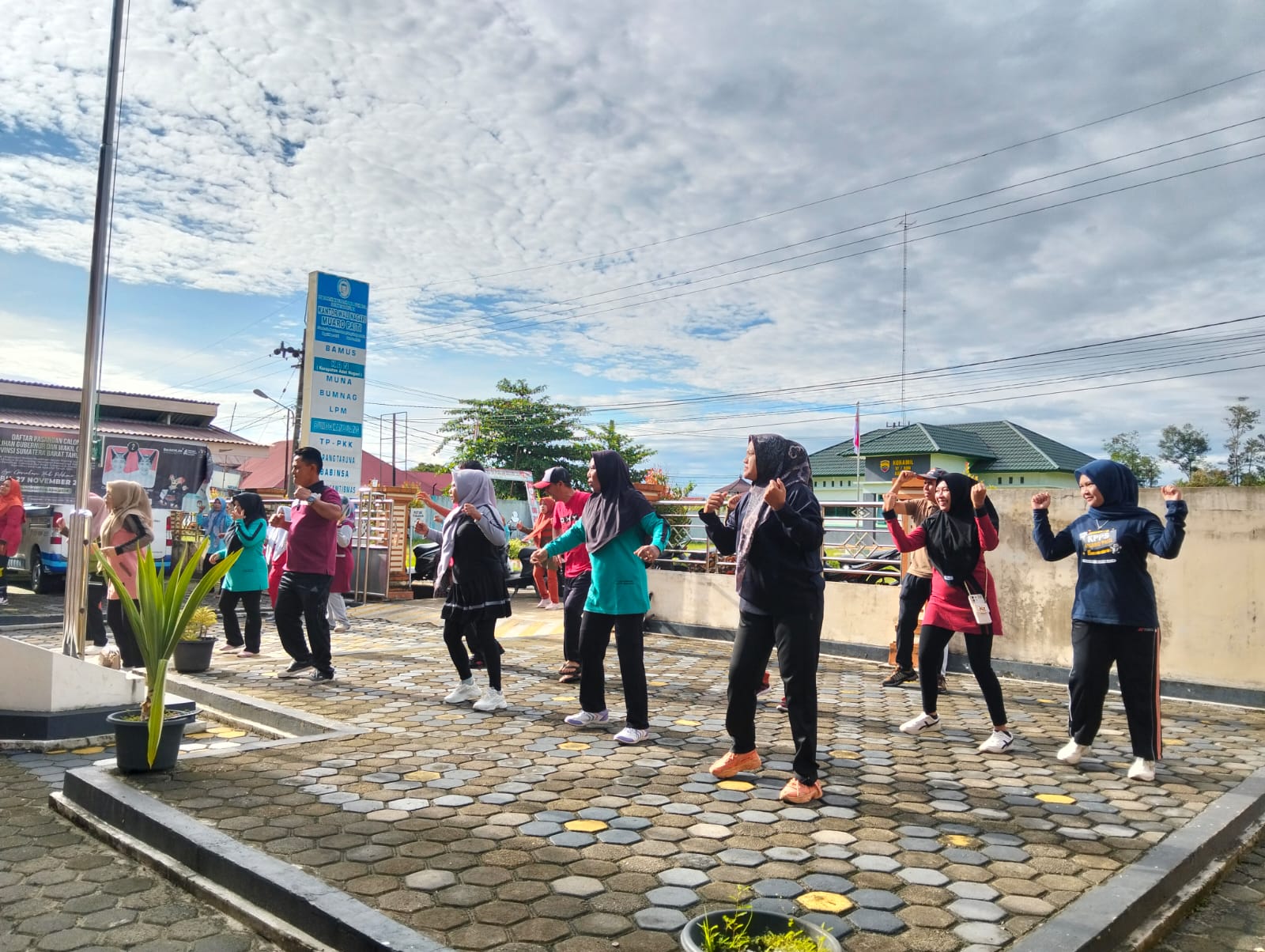 Senam Sehat Bersama Setiap Jumat Pagi di Halaman Kantor Wali Nagari Muaro Paiti.